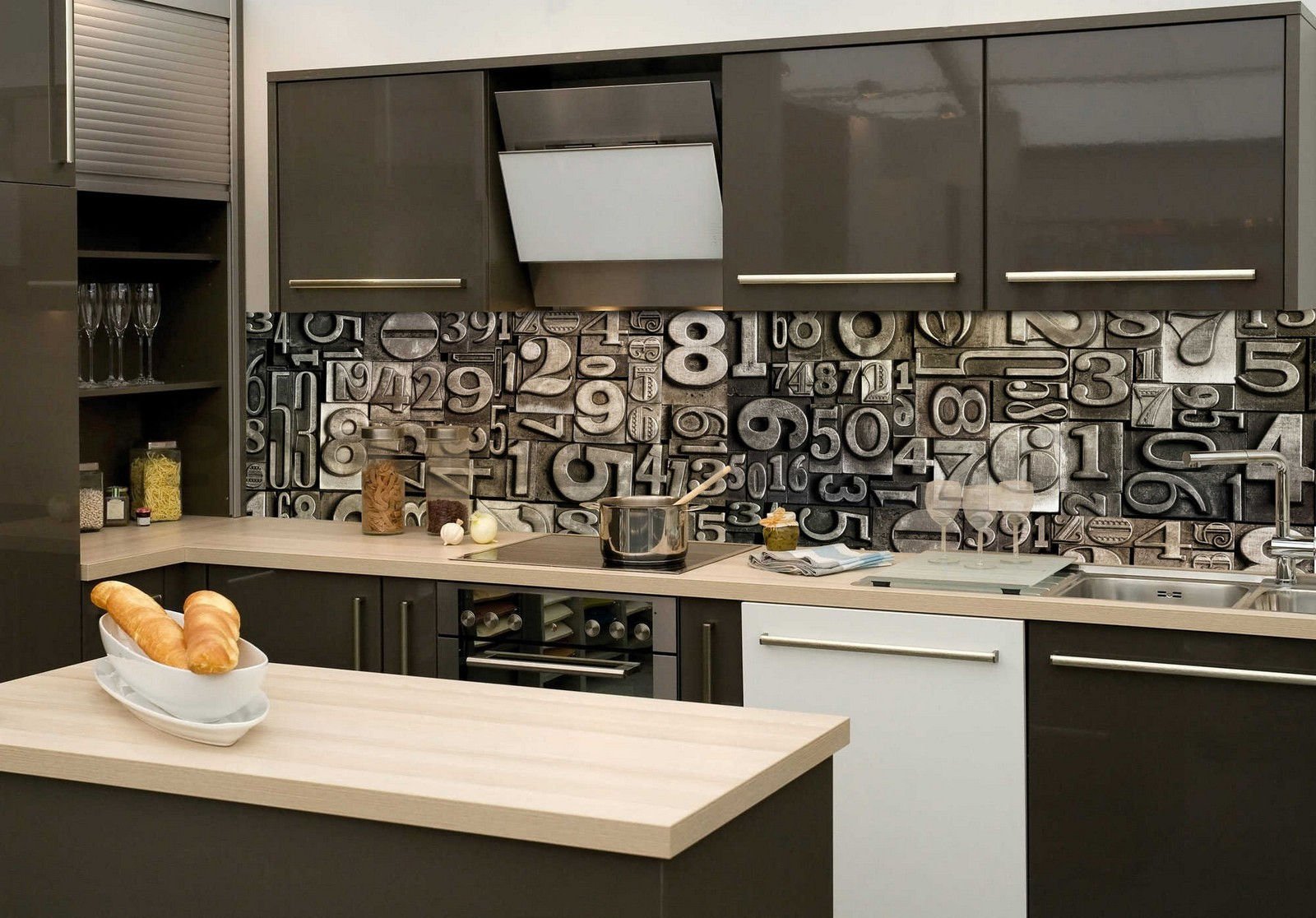 Samolepící omyvatelná tapeta za kuchyňskou linku - Kovové písmena a číslice, 260x60 cm