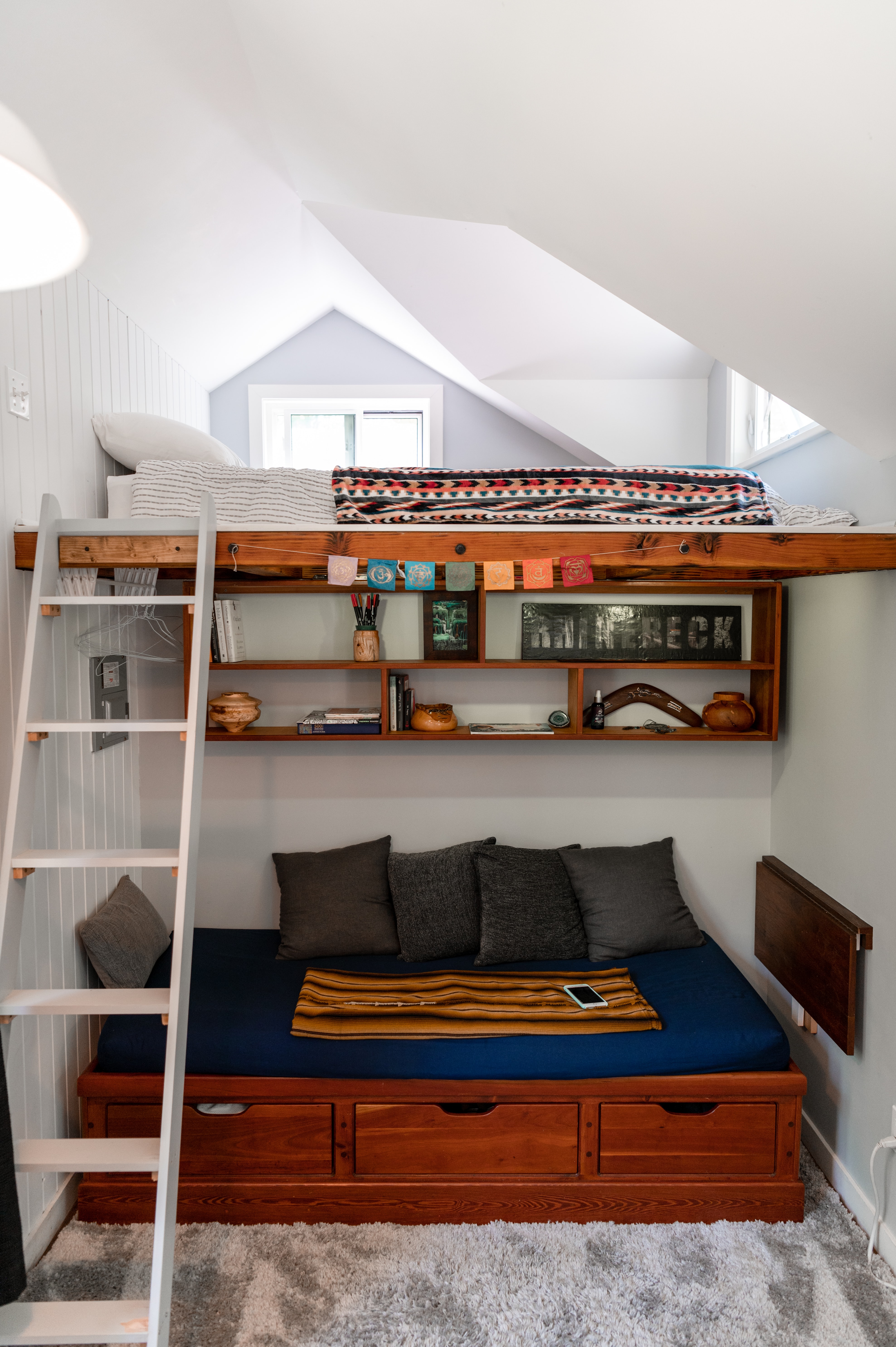 patrová postel v malém bytě